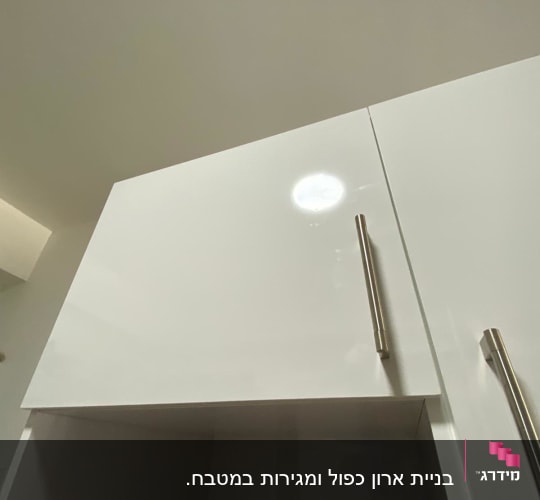 ארונות מטבח לבנים עם ידיות מתכת